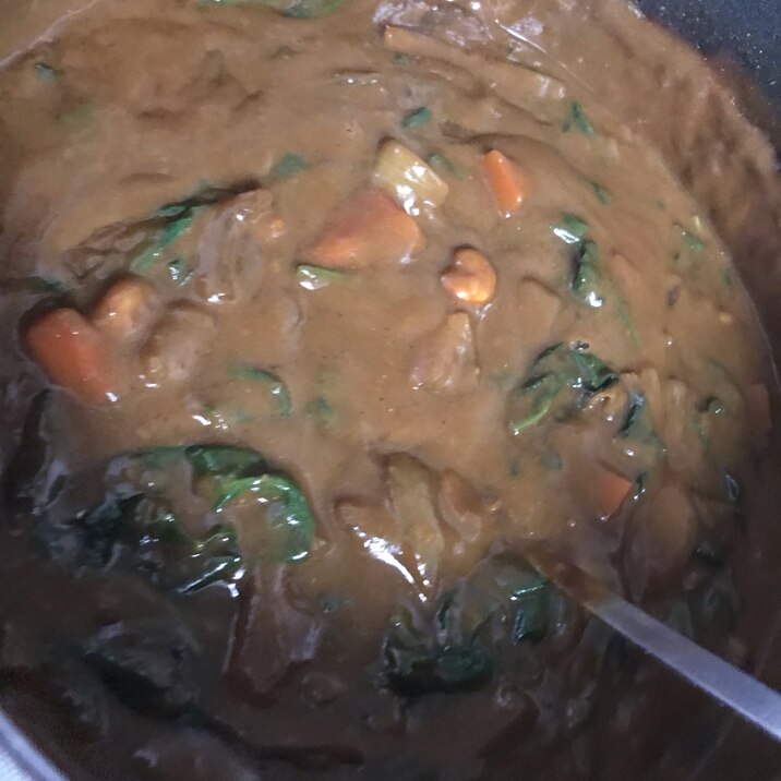 エビとほうれん草の辛口カレー